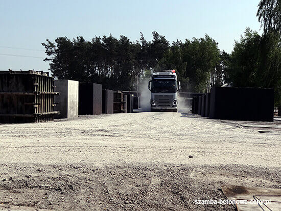 Szamba betonowe Szczecinek - załadunek zbiornika na transport